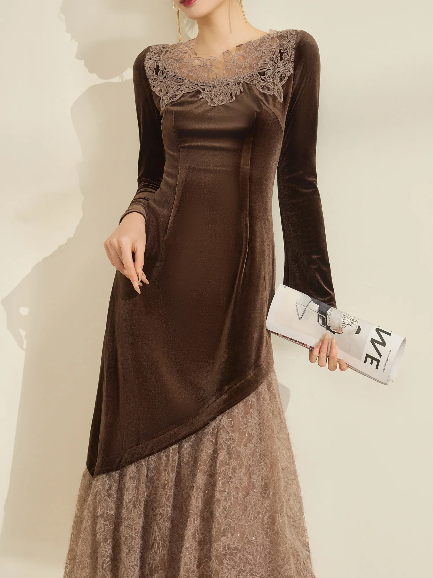 

Новая весенняя юбка-трапеция из коричневого бархата с кружевными вставками в стиле ретро, из полиэфирного волокна, с длинными рукавами, свободного кроя