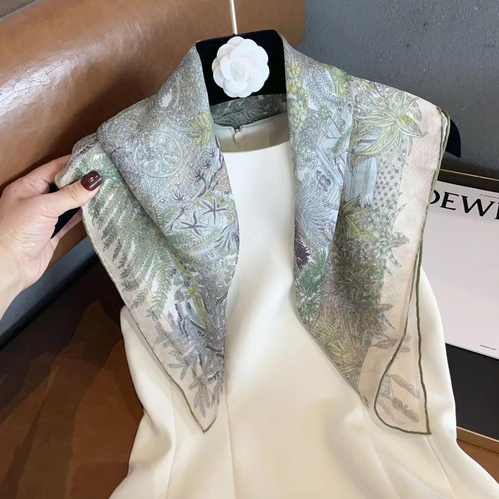 おしゃれな小さめスクエアシルクスカーフ　明るい色の薄手で軽量、通気性のある桑絹女性用ネックタイ　春夏秋