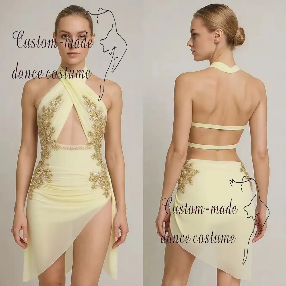 Beżowy strój taneczny na zamówienie, ozdobiony złotymi cekinami, odpowiedni na zawody sceniczne dla dziewcząt i profesjonalistów.