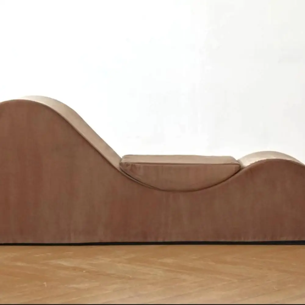 كرسي استرخاء Solace Chaise Lounge بتصميم مريح بدون جاذبية، غطاء رغوي عالي الكثافة قابل للإزالة وقابل للغسل باللون البني