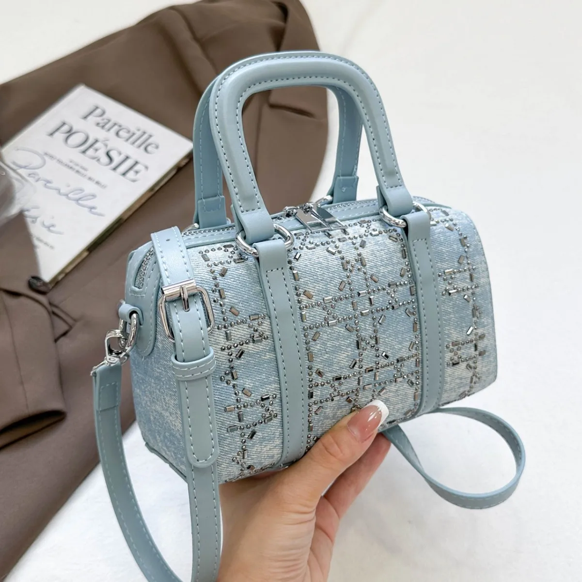 

Джинсовая сумка через плечо 2025 года, нишевая женская сумка через плечо, сумка-тоут с верхней ручкой с принтом, шикарная сумка «день-ночь», текстурированная сумка-слинг