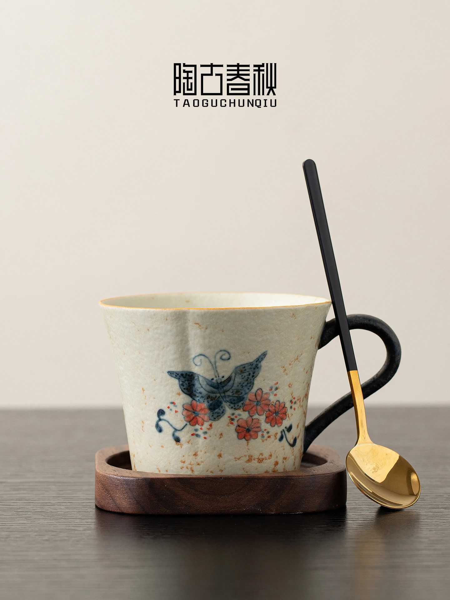 ensemble-tasse-et-assiette-a-cafe-en-ceramique-peintes-a-la-main-serie-bleue-et-blanche-style-vintage-pour-le-the-de-l'apres-midi-de-luxe
