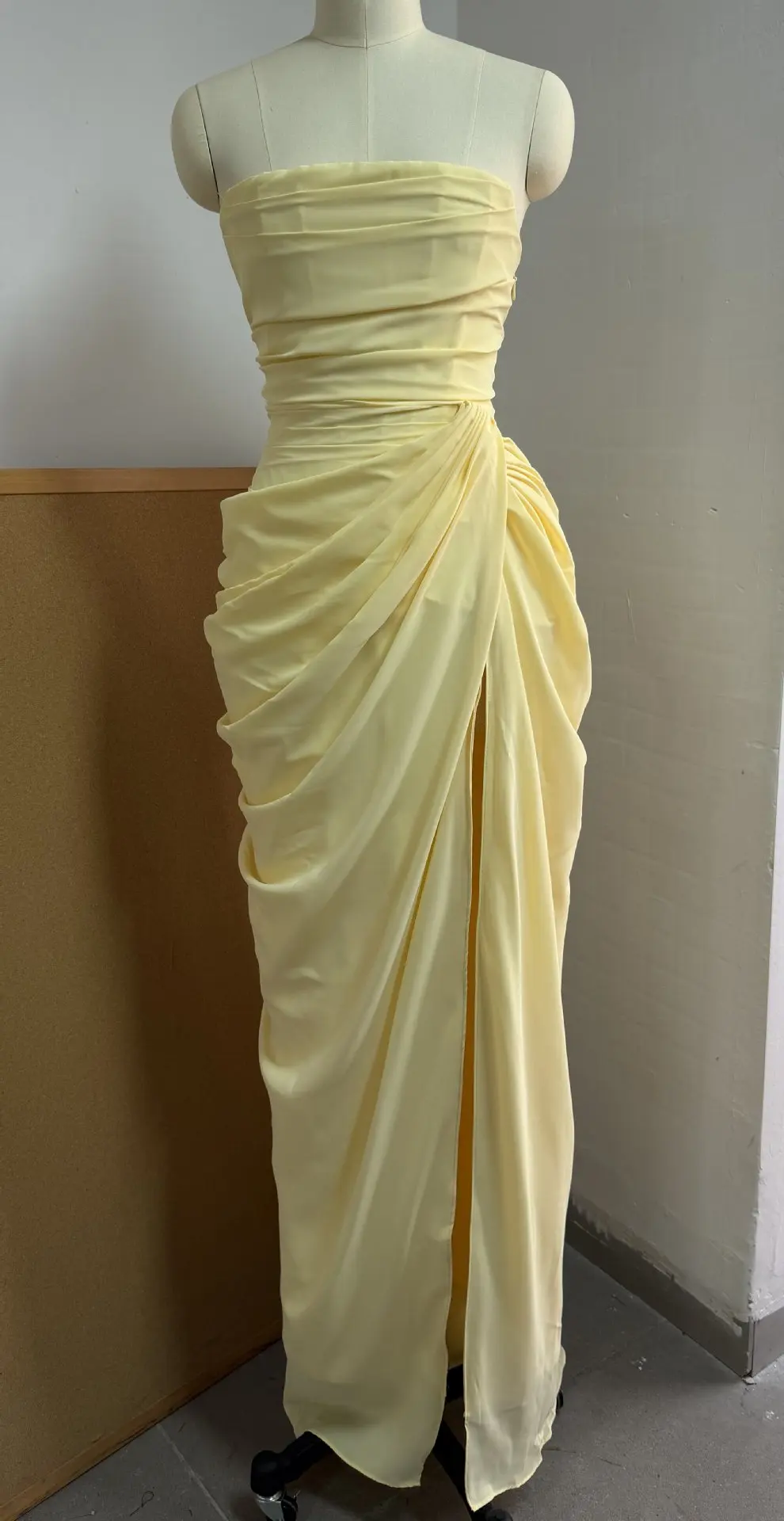 

Elegant Satin Strapless Maxi Dress Backless Sleeveless Waist Cinching Side Slit Gown for Fashionable Ladies Evening Wear