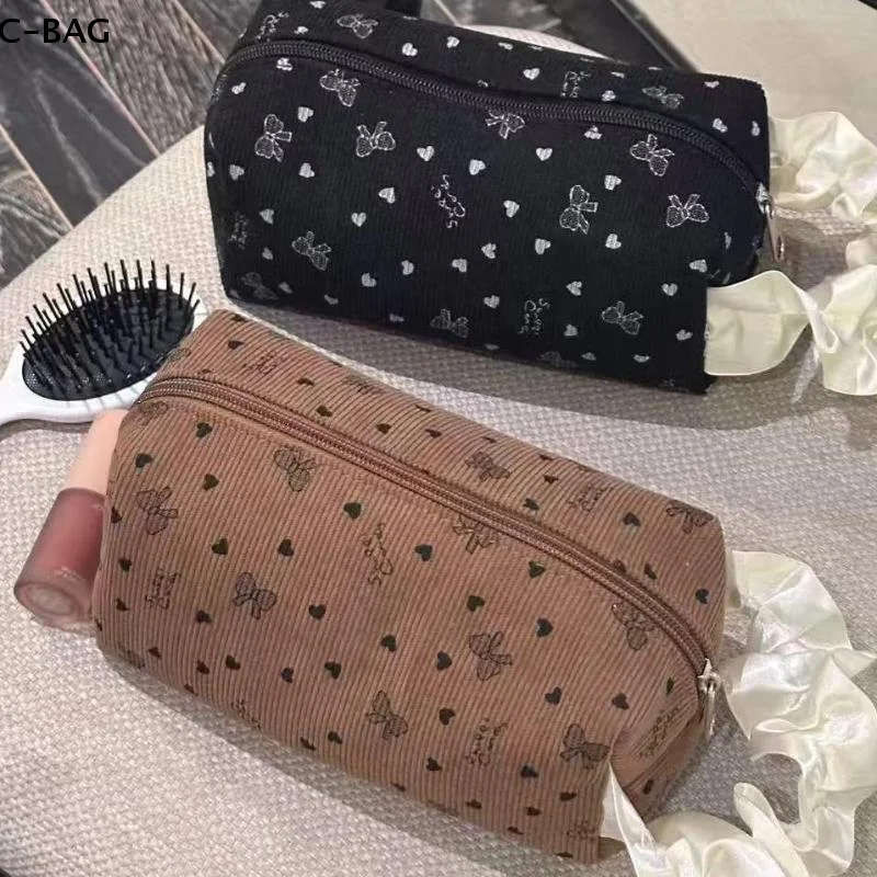 حقيبة مكياج كاواي سروال قصير مع فيونكة ذات سعة كبيرة ومتعددة الوظائف لتخزين مستحضرات التجميل وحقيبة يد مقلمة