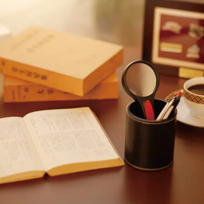Magnifying glass high definition reading and maintenance for the elderly