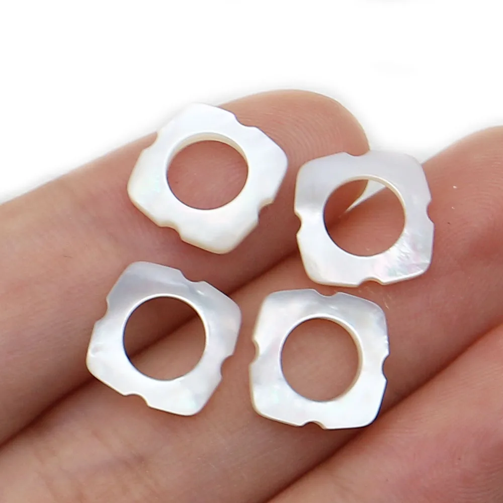 10x10 مللي متر مربع مياه البحر الطبيعية الأبيض قذيفة كبيرة حفرة الخرز شقة مصقول قلادة بسيطة القرط صنع المجوهرات الإكسسوارات 2 قطعة