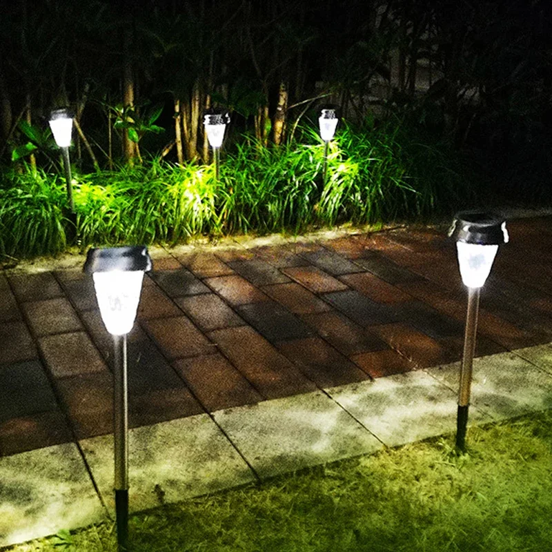 

6 шт. солнечных светодиодных светильников, уличных светильников для установки на земле и умных выключателей с датчиками освещенности — идеально подходят для патио и садов.