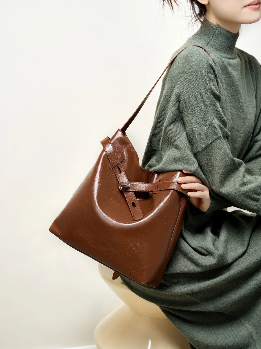 

2025 new leather oil wax Tote bag women's bag large capacity shoulder bag commuter underarm bag original design for work