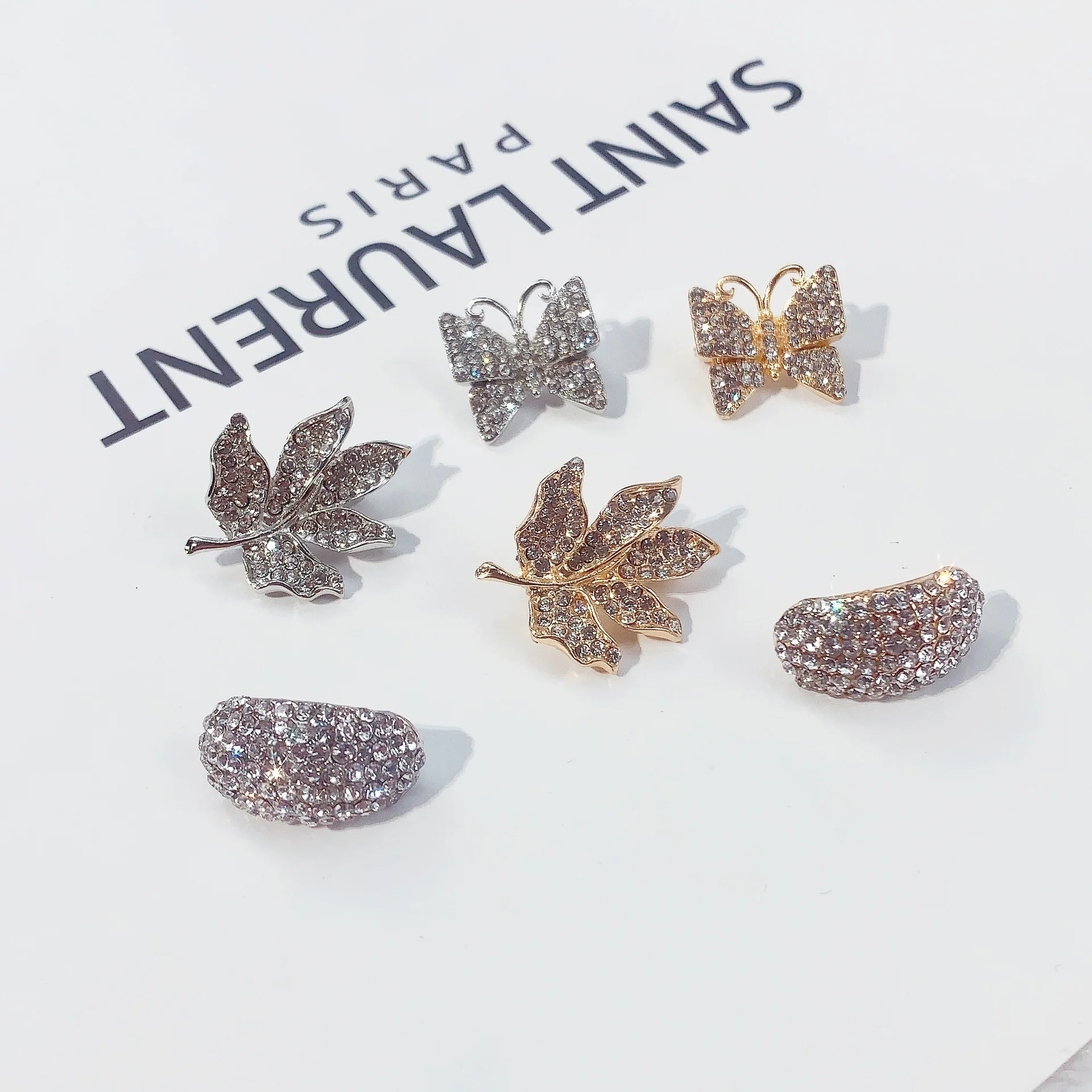 

Luxury Rhinestone Paved Brooches Geometric Bowknot Leaves Brooch Buclkes Multifunction Shirt Coat Collar Anti Explosure Buttons