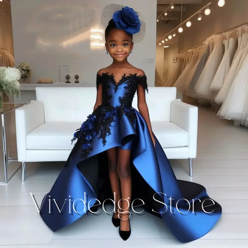 Maßgeschneiderte schulterfreie Blumenmädchenkleider in Königsblau mit Spitze und Perlenverzierung, asymmetrischer Saum, niedliche Hochzeits-Blumenmädchenkleider