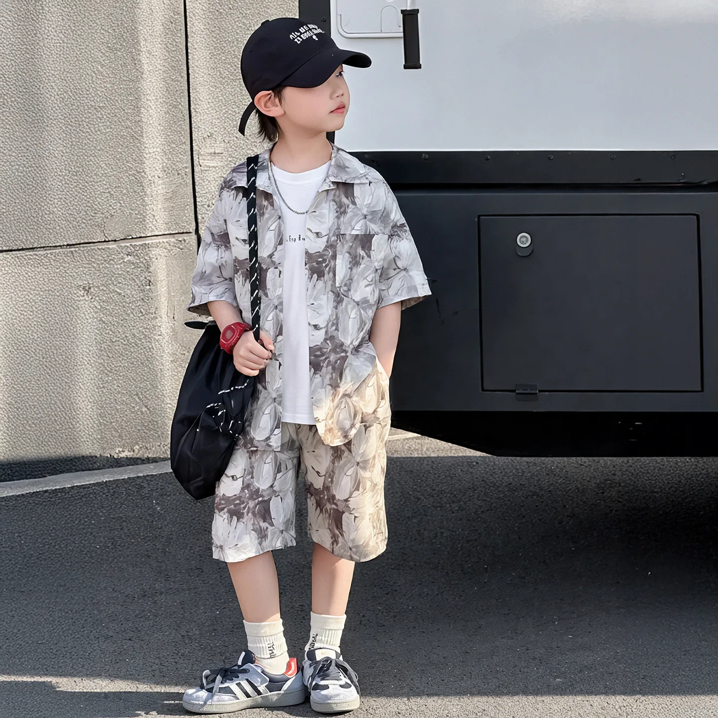 

Новинка 2023 года, летний комплект для мальчиков, рубашка в гонконгском стиле, топ и шорты, модное корейское издание, комплект из двух предметов в стиле отдыха и отпуска