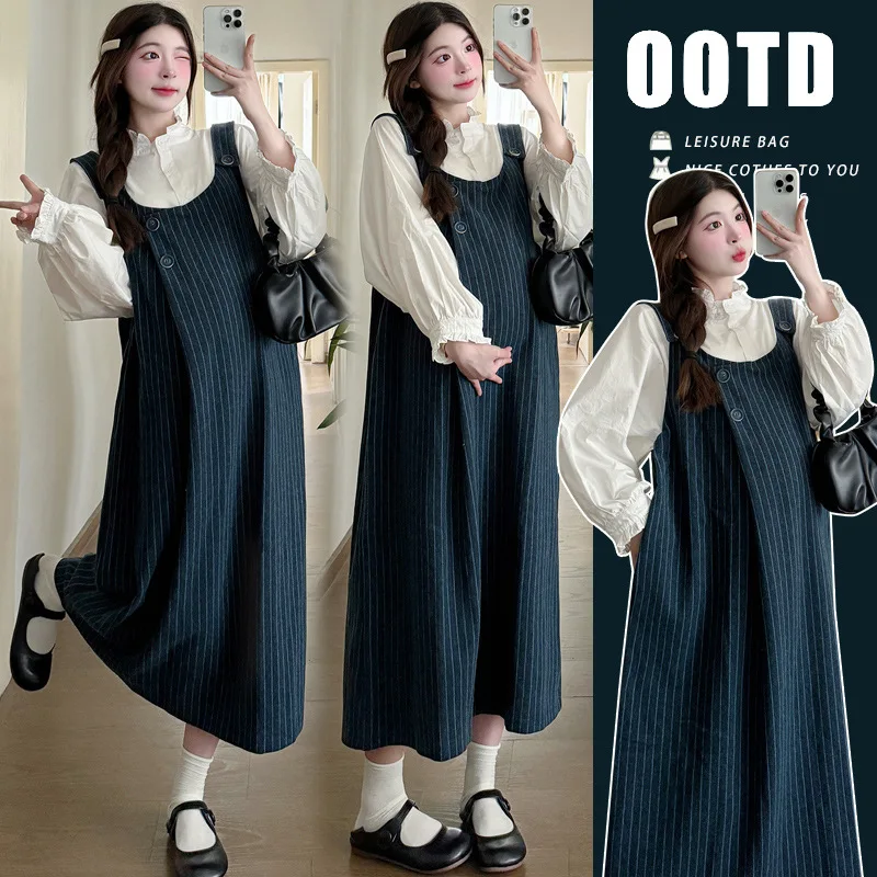 

Комплект для беременных: осеннее французское элегантное просторное платье на бретелях в полоску и белая базовая рубашка (комплект из двух предметов)