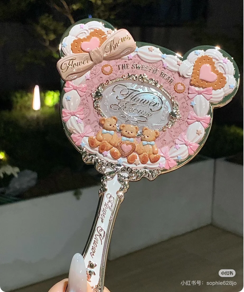 Flower Knows Sweetie Bear Collection Handspiegel, 3 Arten, exquisite Relief-Make-up-Tools, süßer HD-Make-up-Spiegel