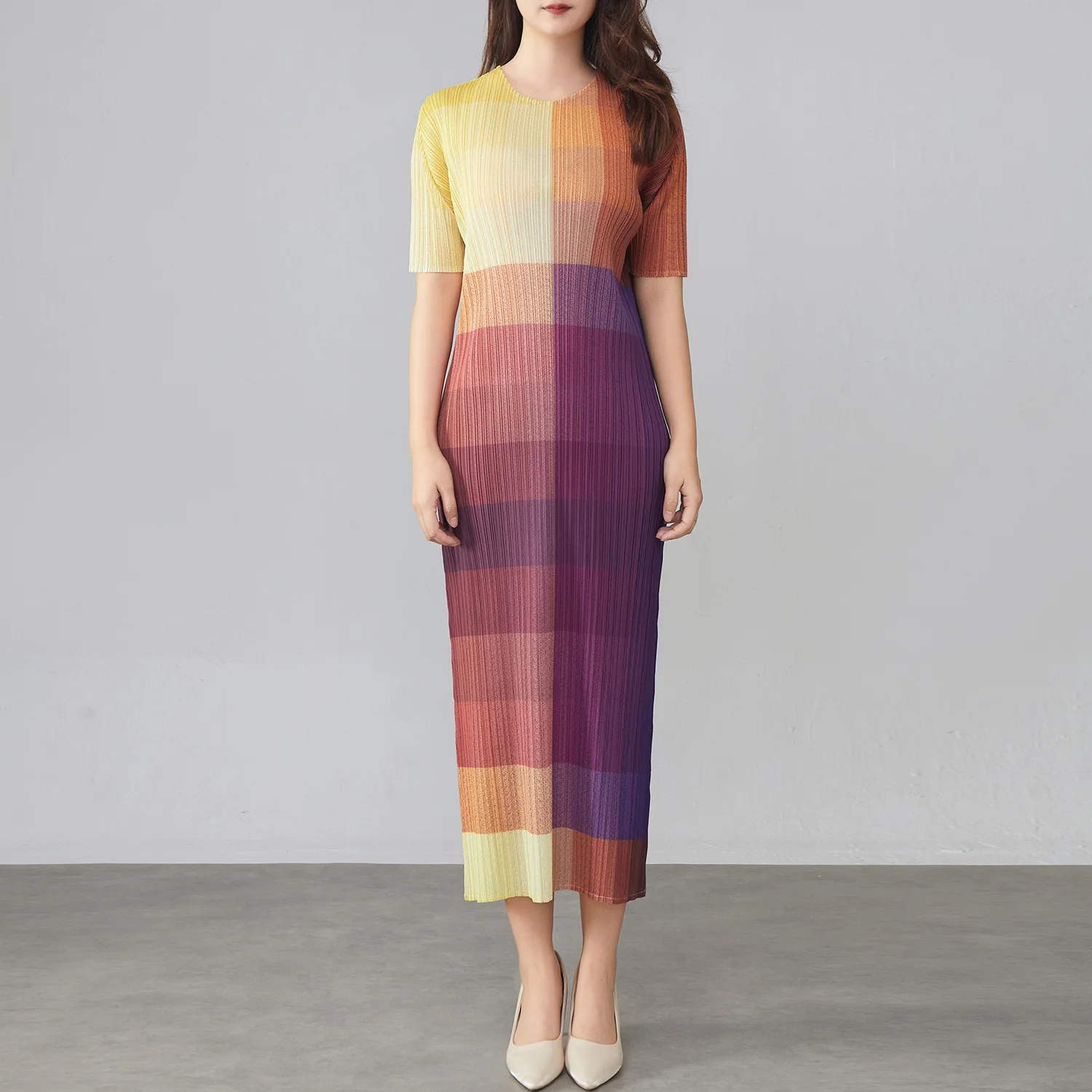 Miyake Plissee Color Clashing Langes Kleid 2025, Frühling und Sommer, neue plissierte Mode, elegante Kurzarm-Rundhalskleider