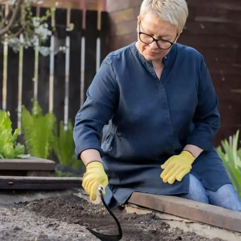 

Digger Tool Wooden Handle Triangular Tip Hoe Handheld Steel Gardening Hoe Short Handle Hoe Garden