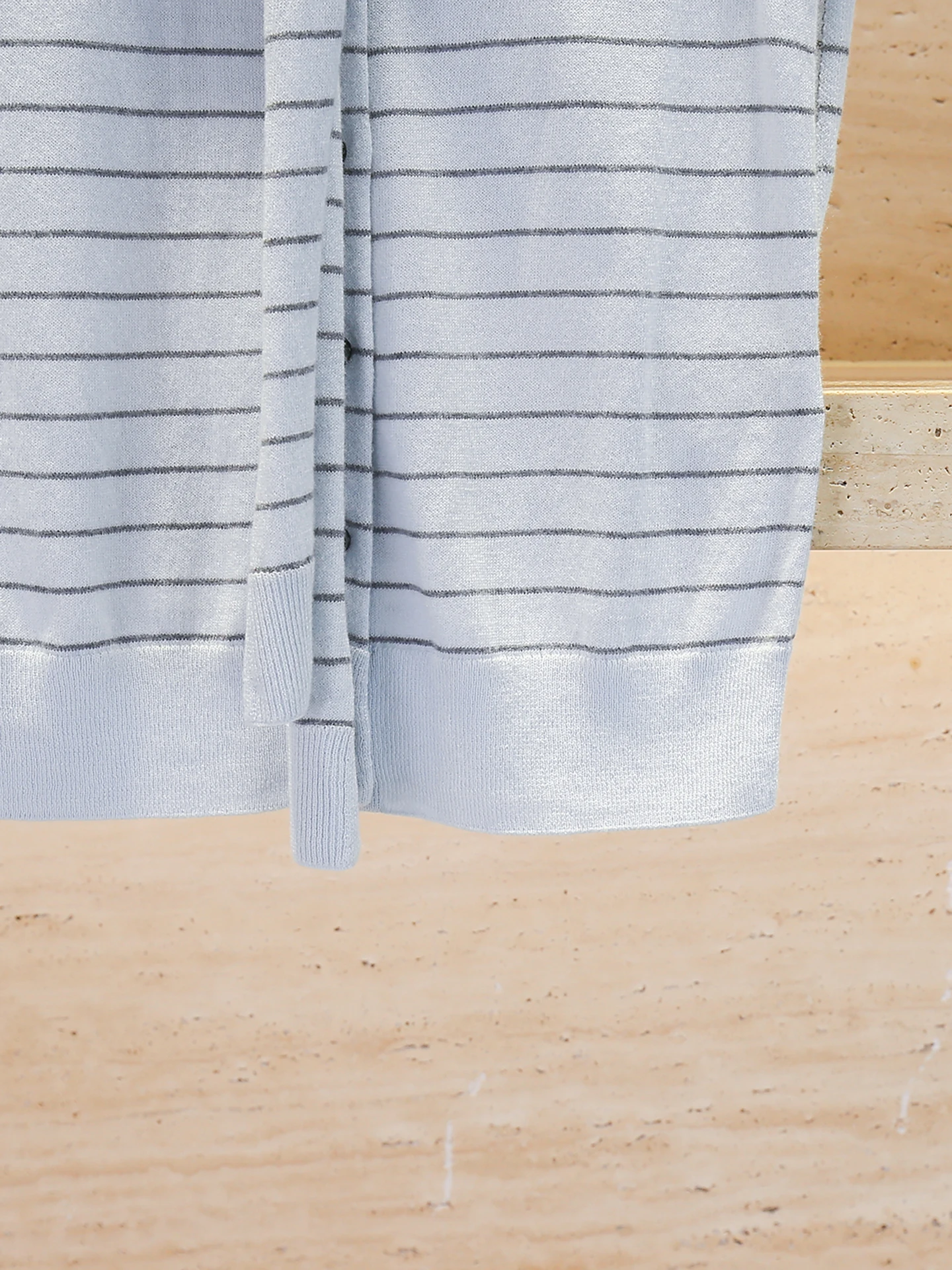 سترة محبوكة بياقة بحرية مخططة بأسلوب الكلية للنساء، قطعة علوية صيفية راقية بتصميم بسيط وأنيق مناسبة للارتداء اليومي