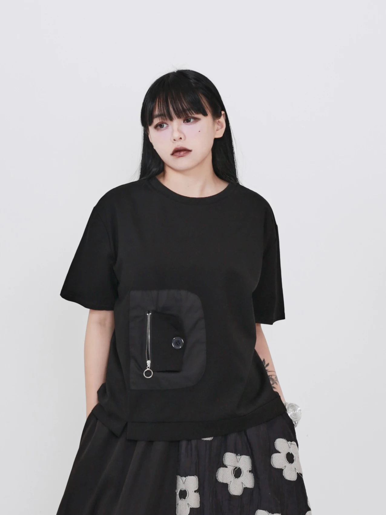 

Dark Style Summer New Loose Women's T-shirt with Big Pockets Asymmetric Splicing Design Versatile Short Sleeve Citywalk Suitable