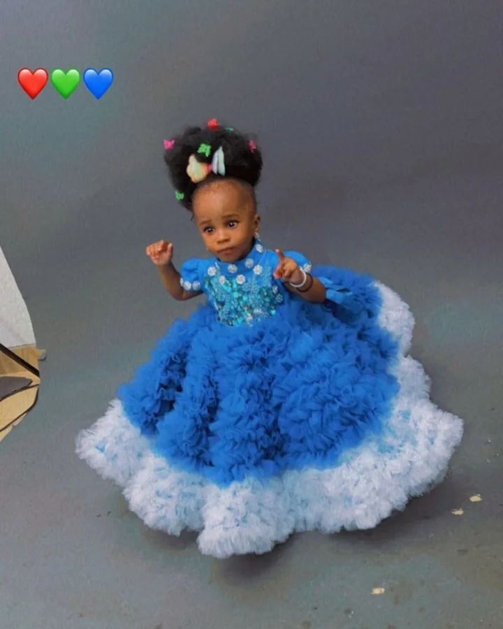 Abiti da ragazza di fiore blu con volant di lusso per matrimonio Abito da spettacolo formale per bambini con collo alto personalizzato per bambini