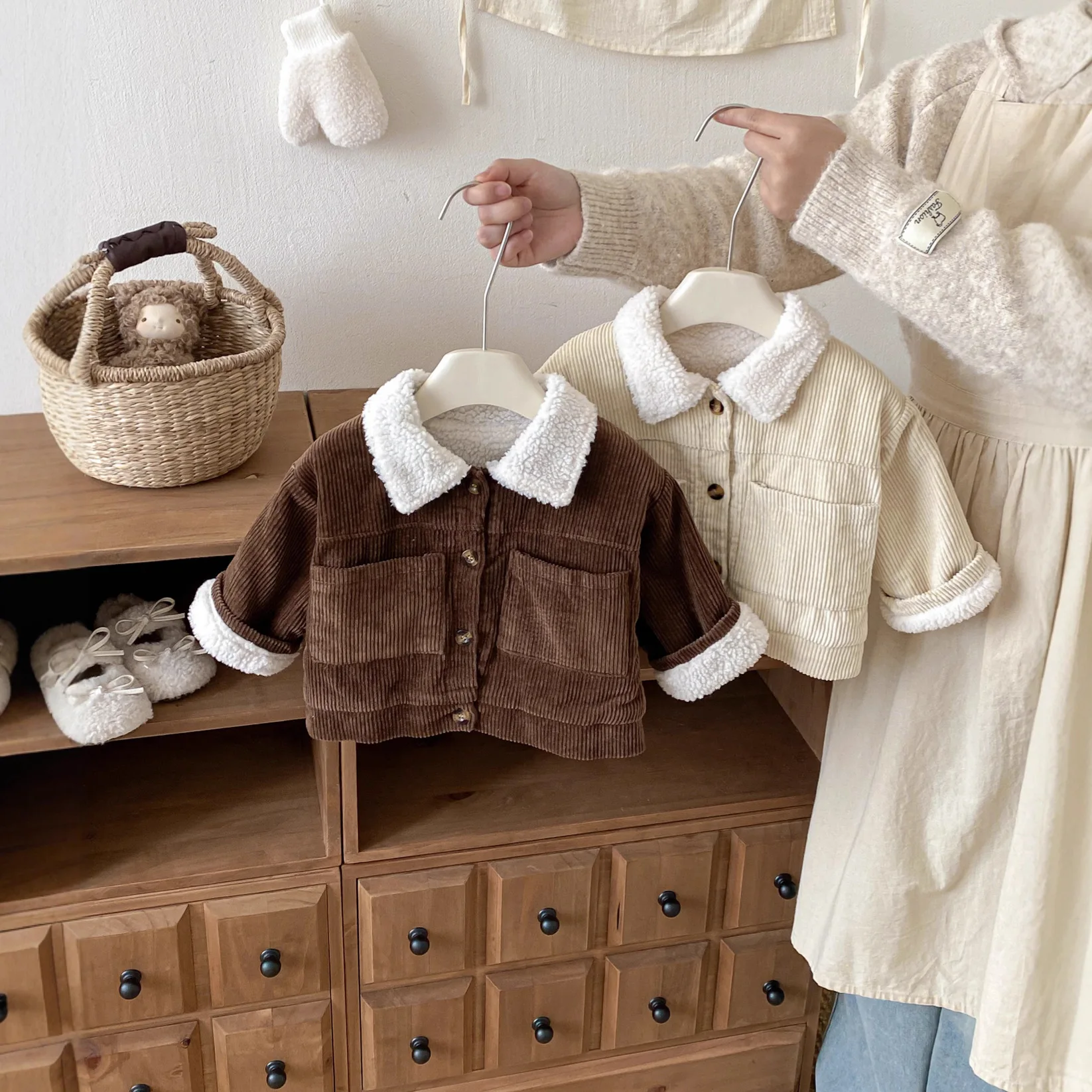New Korean Baby and Toddler Clothing for Boys and Girls Winter Thick Lambhair Warm Windproof Jacket Retro Corduroy Cotton Jacket