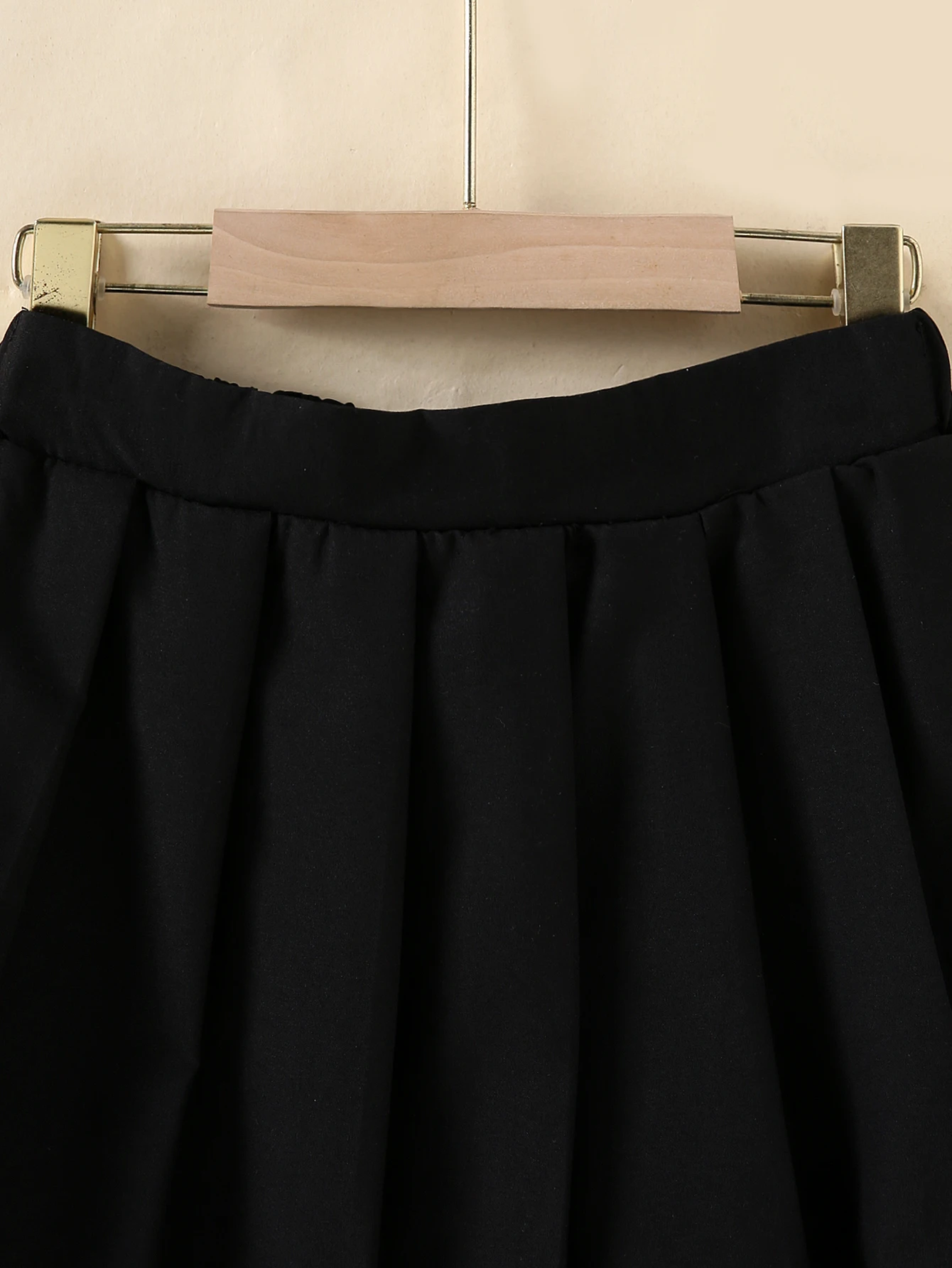 تي شيرت صيفي قصير للفتيات مكون من قطعتين برقبة دائرية ومطبوع عليه حروف بلون سادة وتنورة مطوية على طراز الكلية