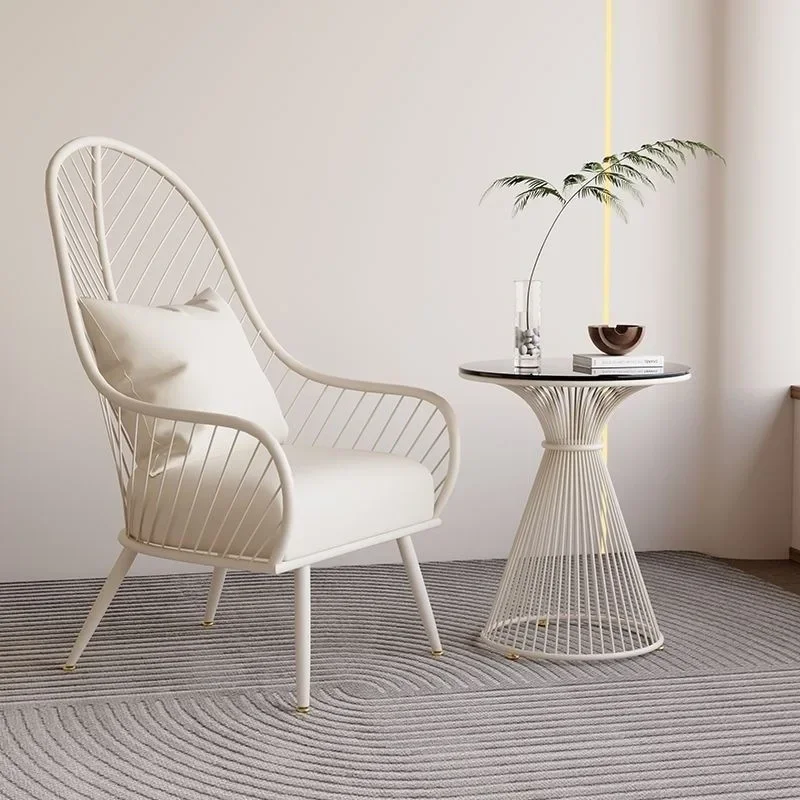 Crème internet beroemdheid buitenbalkon vrije tijd rotan stoel, onderhandelingsbanktafel op de enkele binnenplaats