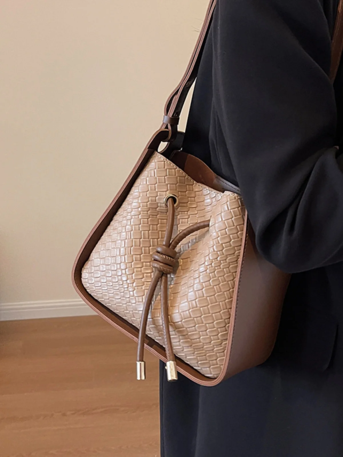 

Niche Design Retro Bag For Women 2023 New High-end Crossbody Bag Bucket Bag