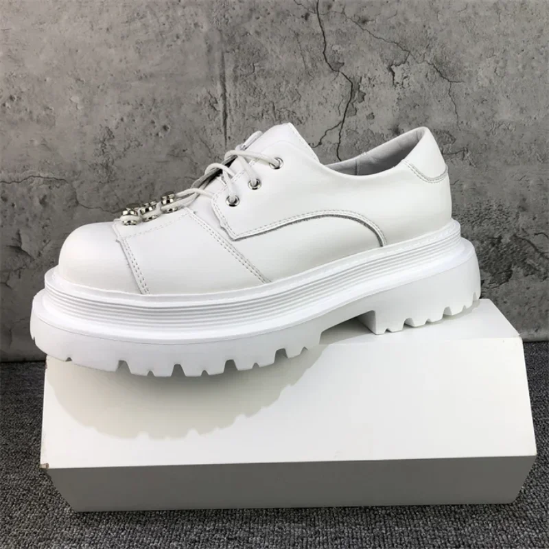 

British Style Round Toe Men Leather Casual Shoes Black White Lace Up Male Oxford Shoes Punk Rivets Men Flats Moccasins