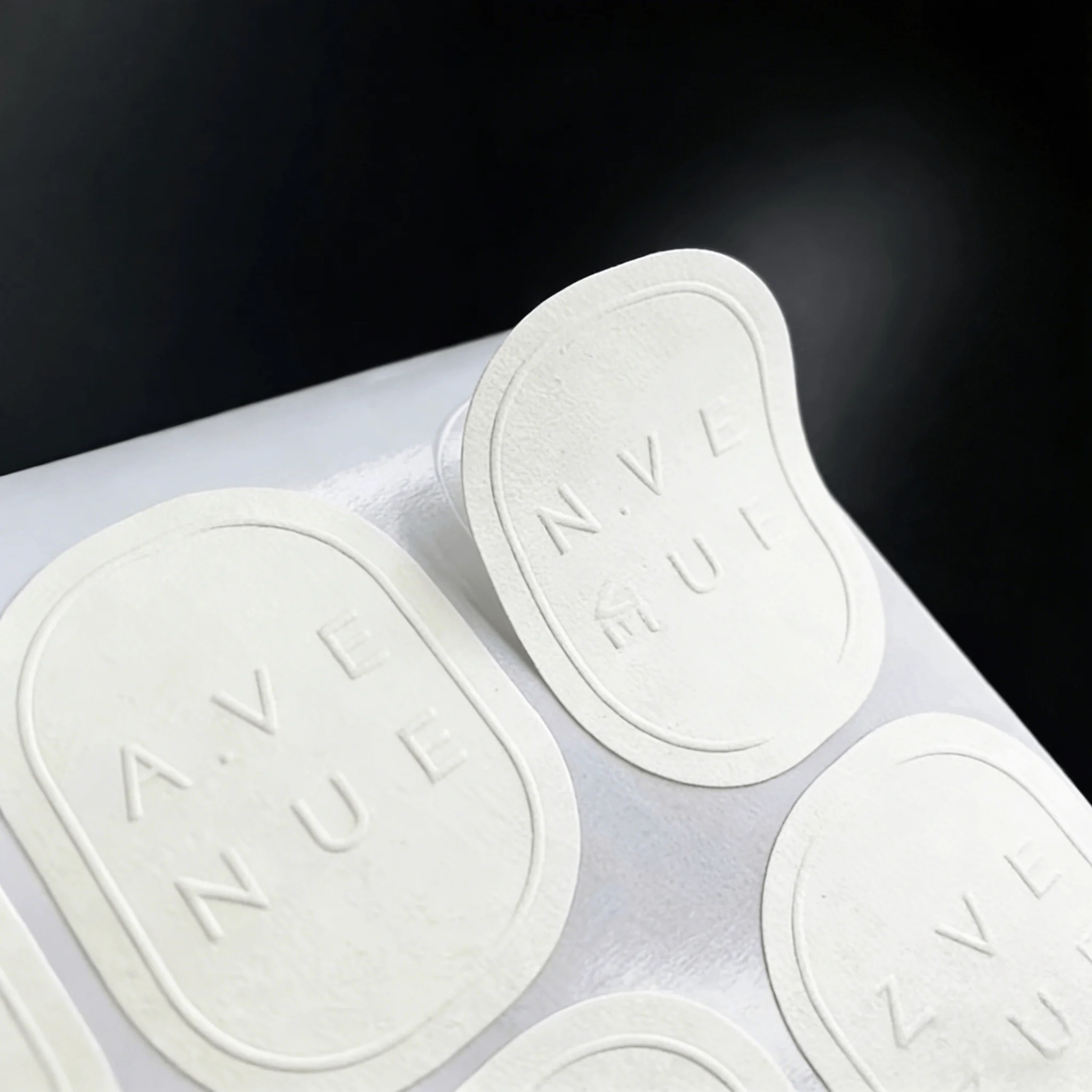 etichetta-adesiva-personalizzata-con-texture-di-lusso-logo-in-rilievo-per-sigillare-buste-di-profumi-fiori-e-articoli-per-matrimoni