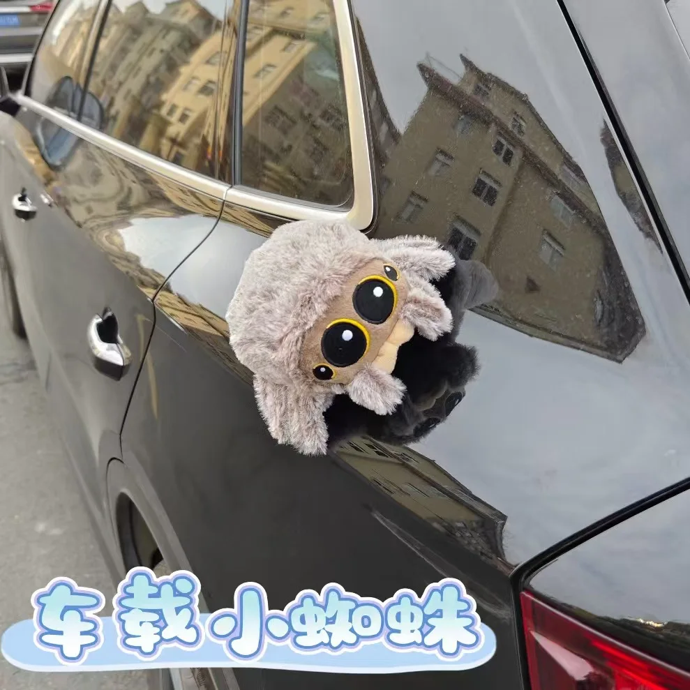 

Автомобильная маленькая кукла-паук на крыше 2025 года, популярная кукла с хвостом автомобиля, милая и милая автомобильная внешняя декоративная плюшевая игрушка H1