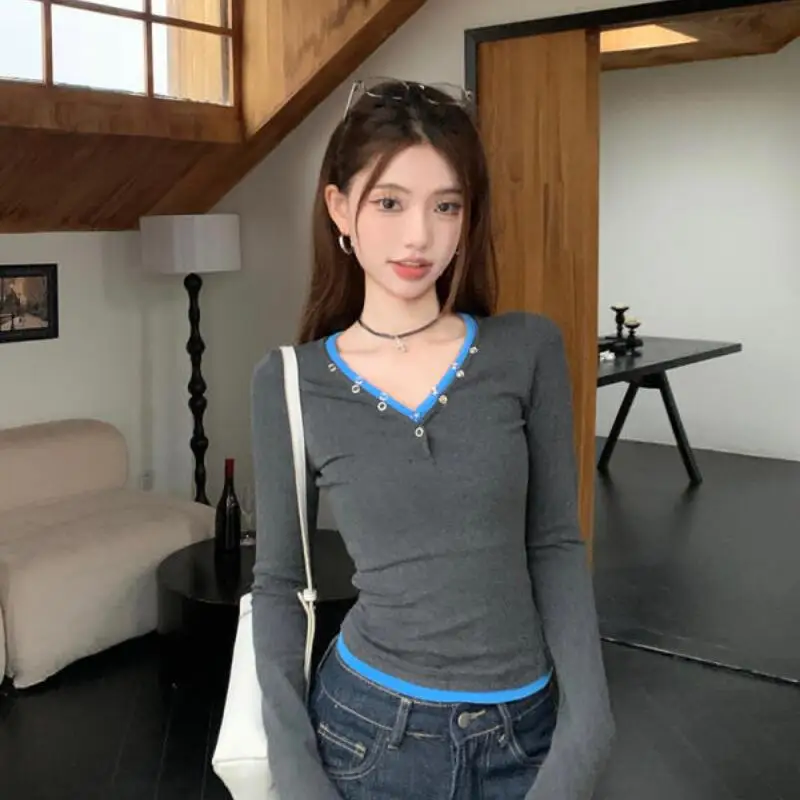 T-shirt a maniche lunghe per auto-coltivazione con scollo a V per ragazza Inizio autunno Nicchia Stile corto Strato base Studente Design Senso Top all'ingrosso