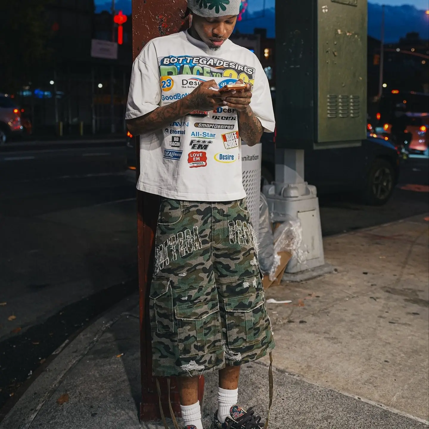 Men's Camouflage Ripped Denim Work Shorts Street Style Seven-Foot Pants High Waist Flared Legs Neutral Winter Fashion