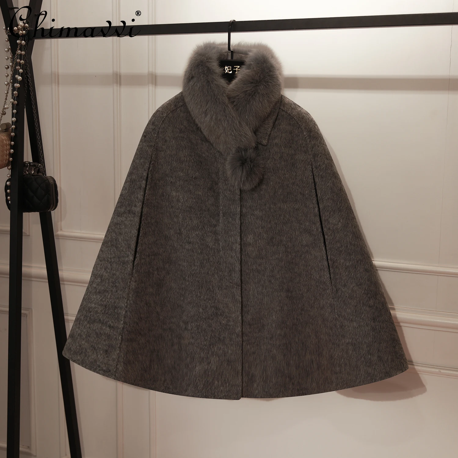 

French Elegant Temperament Socialite Wool Cape Jackets Fox Fur Collar Sleeveless Simple Versatile Woolen Coats for Women Winter