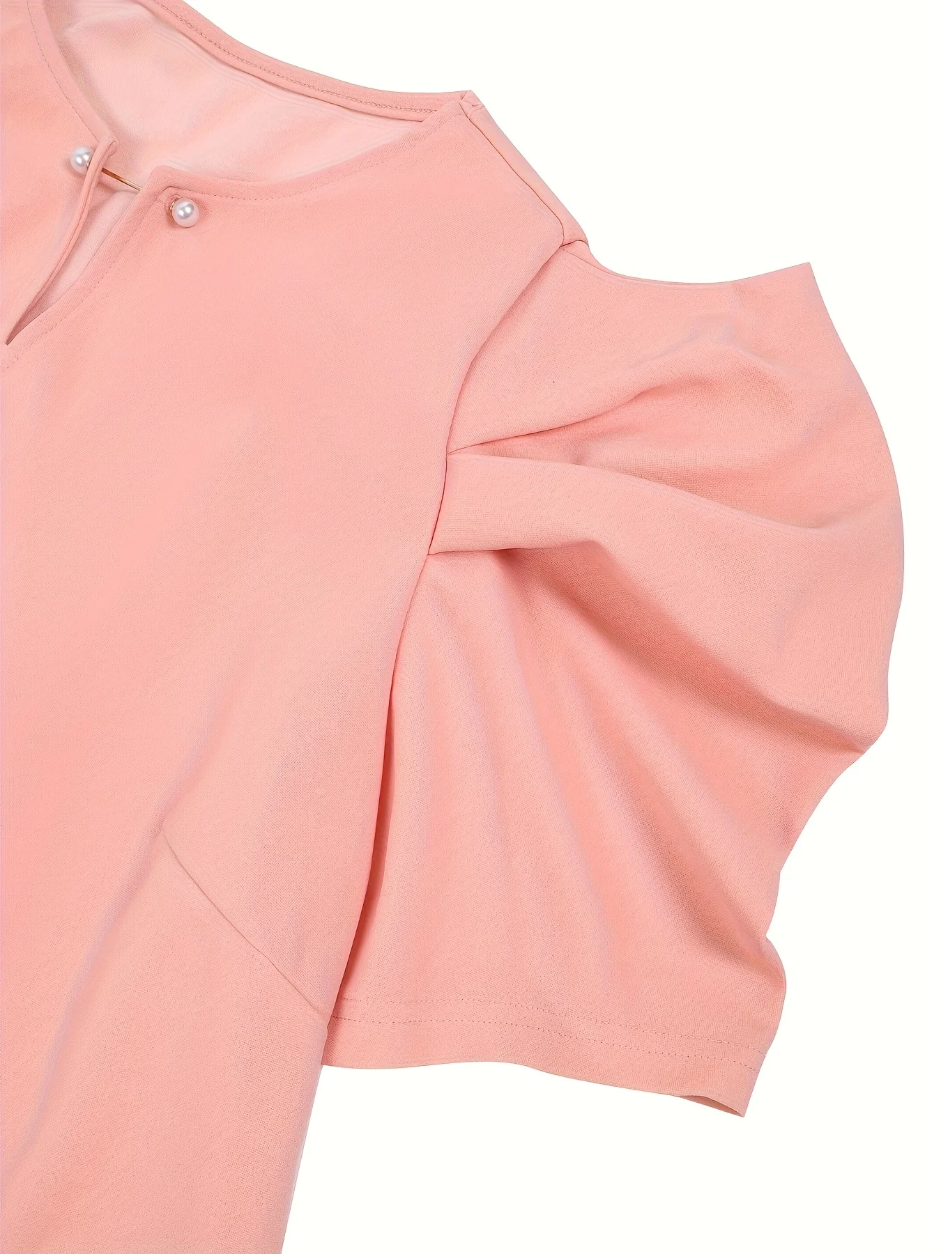 Różowa bluzka plus size z bufiastymi rękawami i dekoltem w kształcie dziurki + granatowa spódnica jeansowa, dwuczęściowy, casualowy letni zestaw na lato 2025