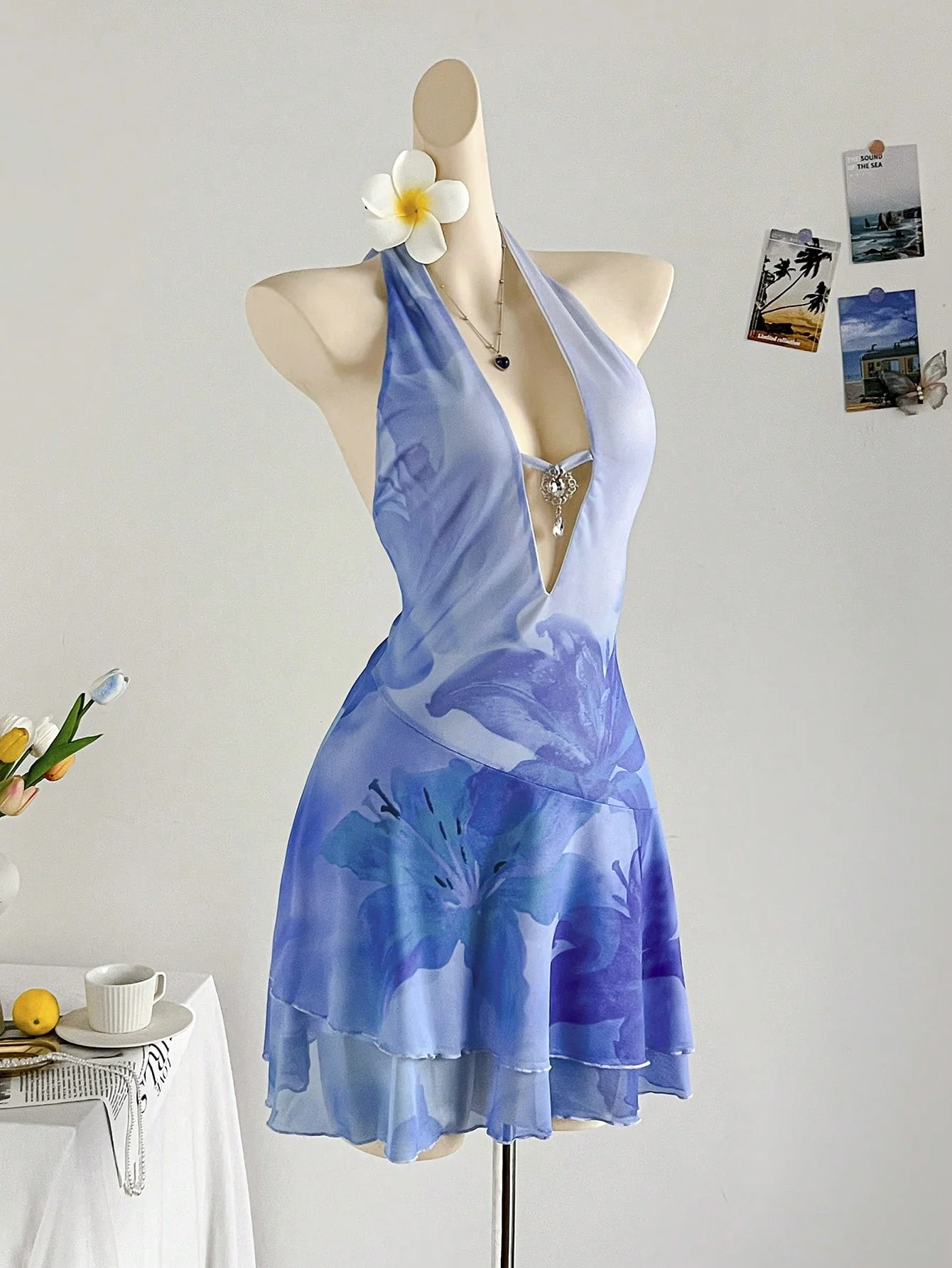 

2025 Новый летний цельный купальник для женщин, стиль горячей девушки, дизайн с бретелькой на шее, спрятанный и похудение тела, а