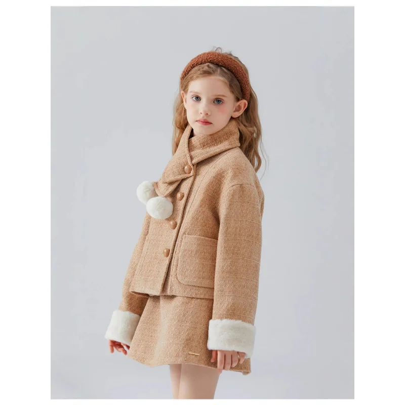 

Шерстяной осенне-зимний сезон для девочек2025Новое детское верхнее пальто с хлопковой подкладкой среднего и большого размера с меховым воротником и короткая юбка, два-