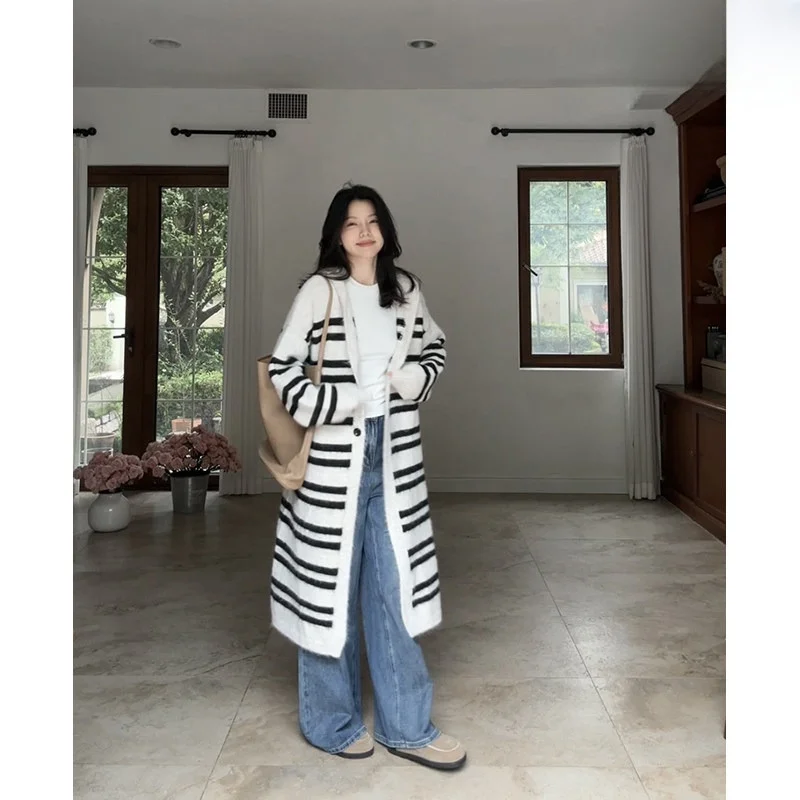 

Комплект Coogee: шерстяной свободный свитер с капюшоном в полоску и универсальный топ, а также джинсы с широкими штанинами. Модный женский комплект для осени 2025.