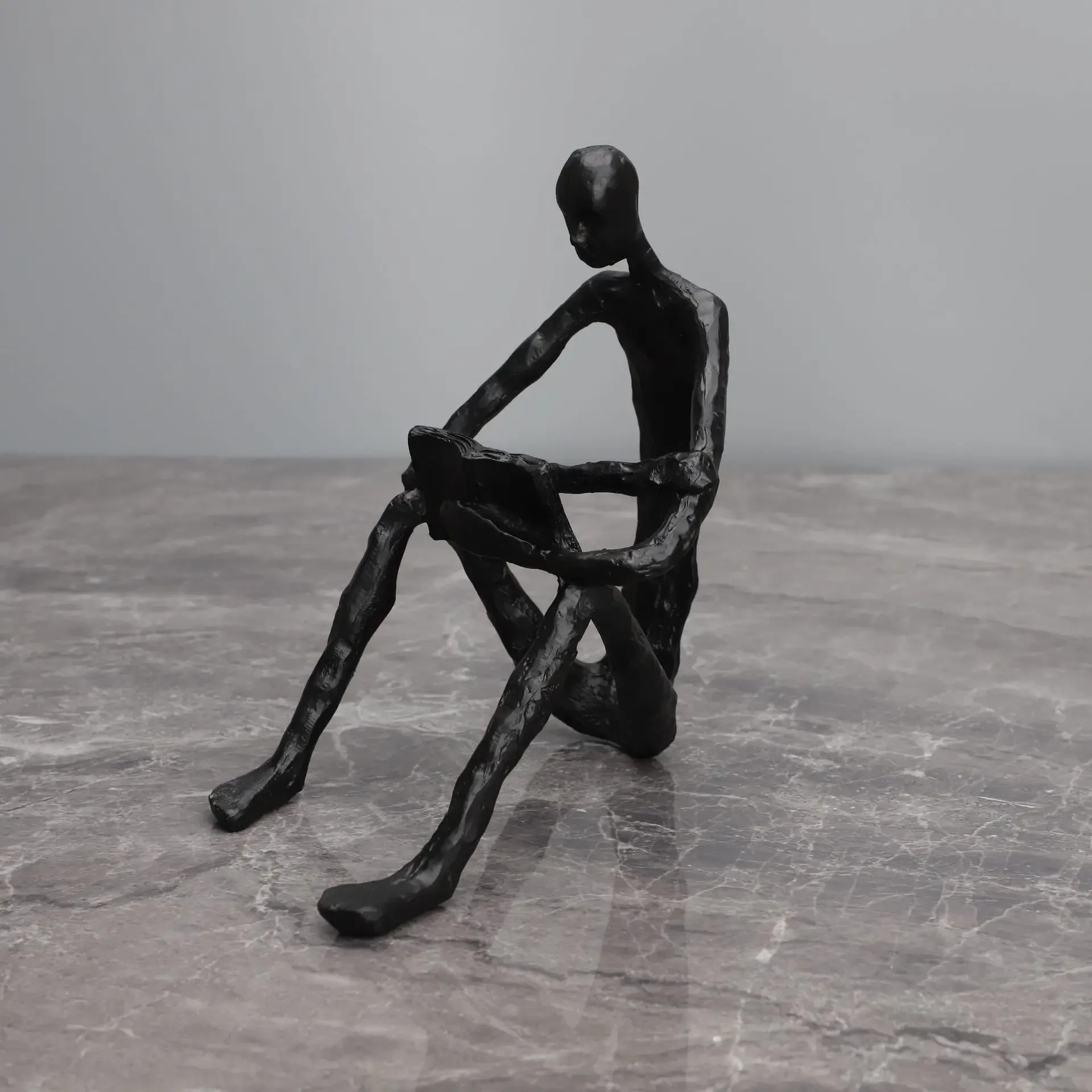 Modern Minimalist Black Character Reader Model Room Home Foyer Study Creative Sculpture Living Room Decoration Ornaments