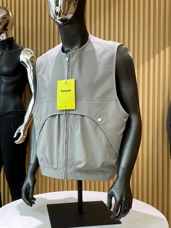 Functional Casual Outdoor Commuting Vest for Men Standard Fit Polyester Lightweight Zipper Closure Hidden Pocket Workwear