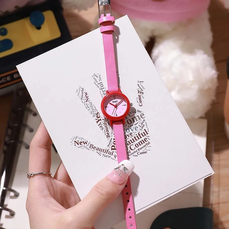 ساعة ليتل وايلد بيري أنثى Ins طالب المدرسة الثانوية يمكن الوصول إليها الفاخرة المتخصصة الألوان المتناقضة أنيقة عالية القيمة ساعة كوارتز مدمجة