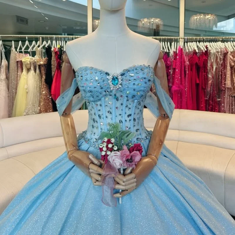 

Небесно-голубые платья Quinceanera по индивидуальному заказу с открытыми плечами и аппликацией из тюля и кристаллами с длинным хвостом Vestido De 15, Quinceanera