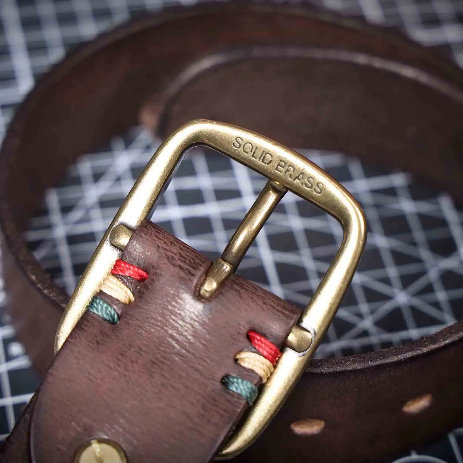 Vintage-Herrengürtel aus echtem Leder mit massiver Messingschnalle, handgefertigte lässige Dornschließe aus verdicktem italienischem Rindsleder mit Geschenkbox – Detail 16