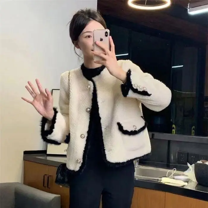 

2024 Winter New Fashion High-end Unique Niche Short Top for Women Autumn and Winter Elegant Thick White Lambhair Coat for Women