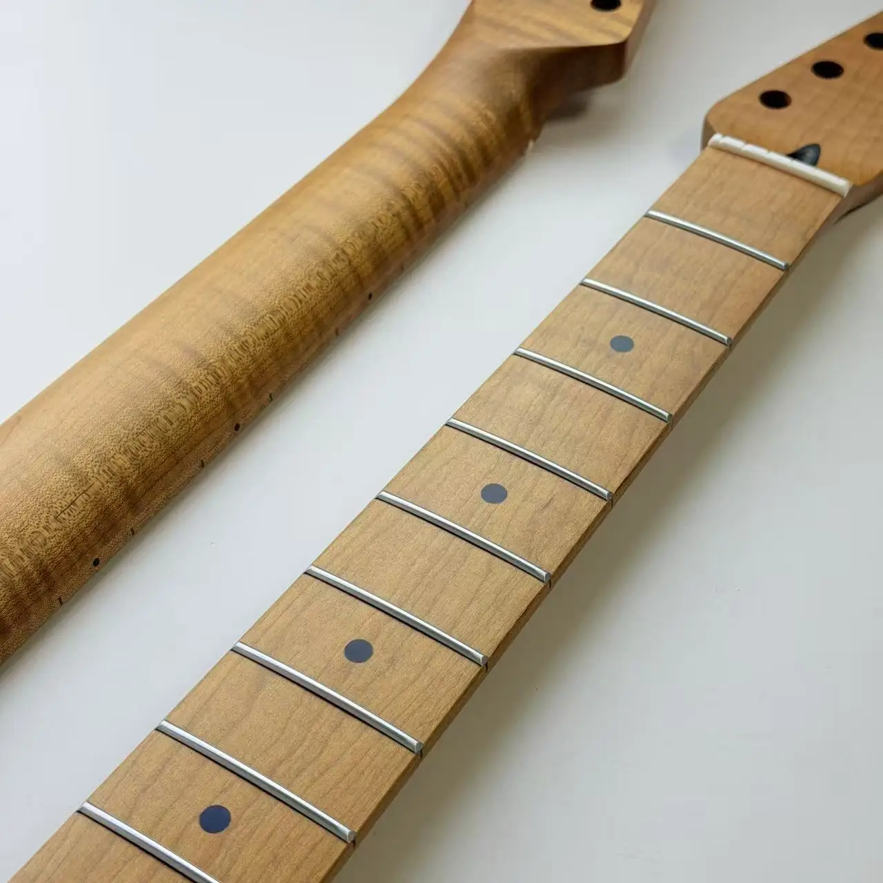 manche-de-guitare-electrique-22-frettes-–-Erable-flamme-torrefie-finition-mate-tige-de-reglage-integree