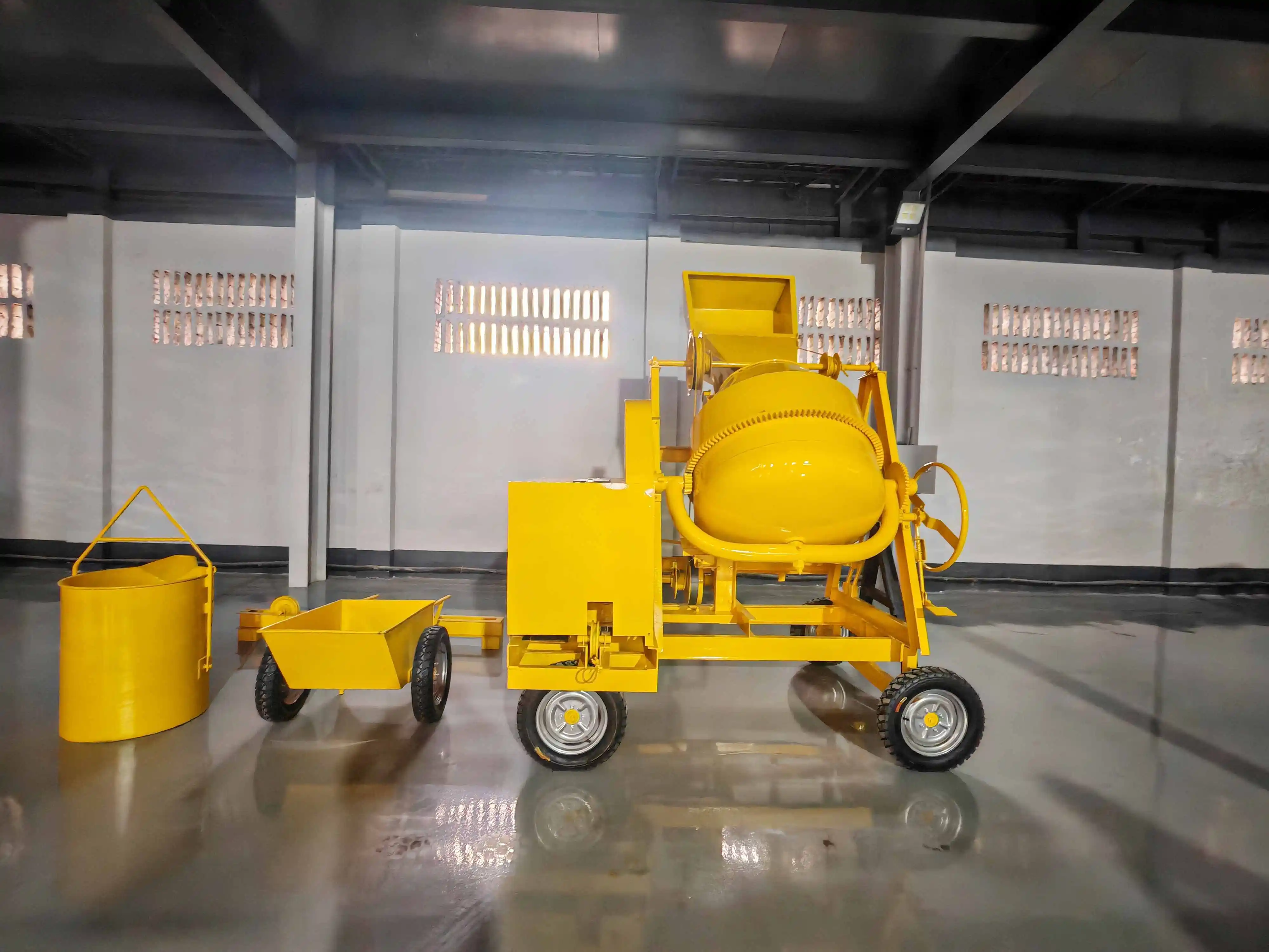 

Мобильный дизельный бетоносмеситель 700 л с бункером, подходит для промышленного смешивания цемента в строительных проектах