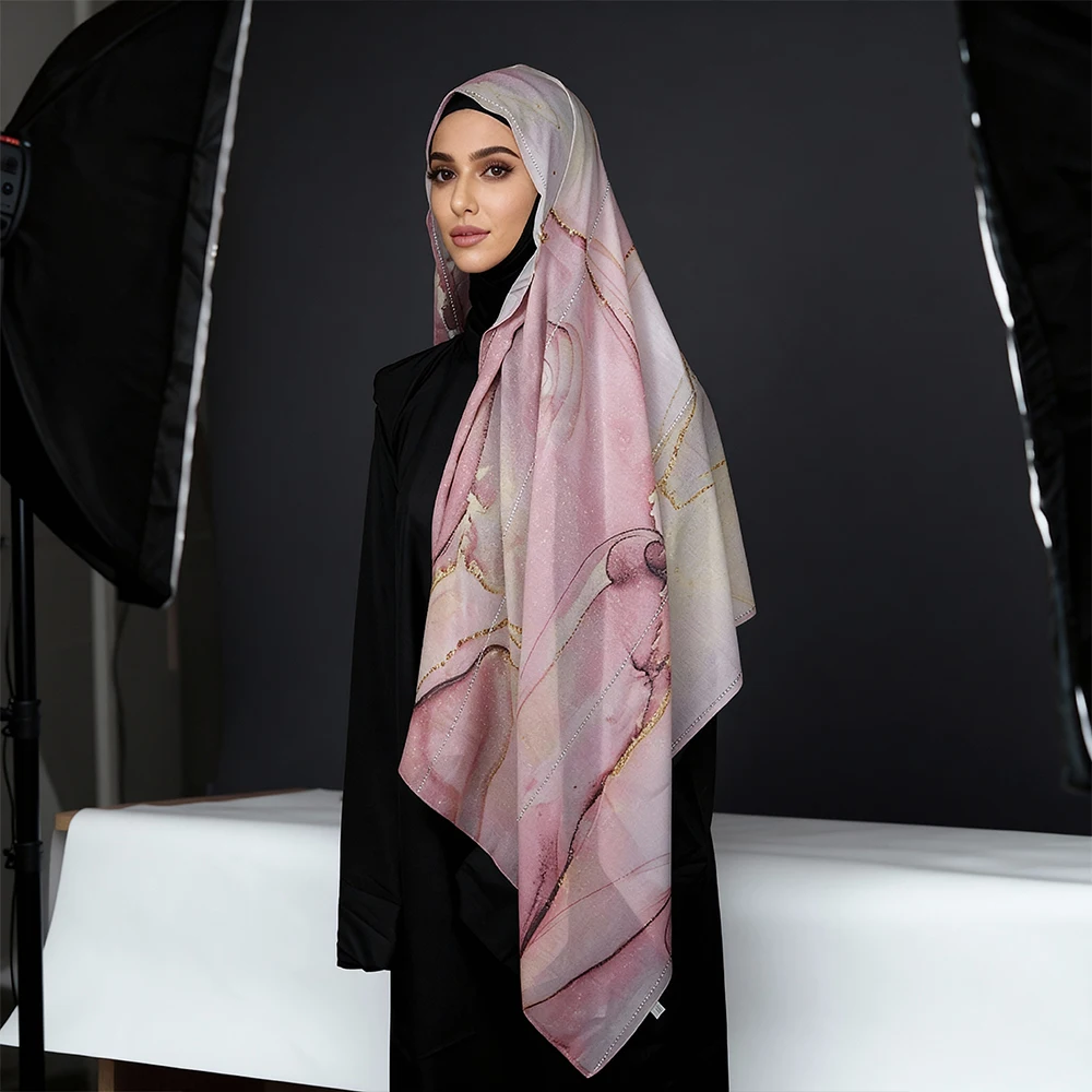 ผ้าคลุมศีรษะชีฟองแบบหรูหรา พิมพ์ลายสีน้ำชมพูทอง ประดับด้วยคริสตัลระยิบระยับ ผ้าคลุมศีรษะแบบอาหรับน้ำหนักเบาสำหรับผู้หญิง ​