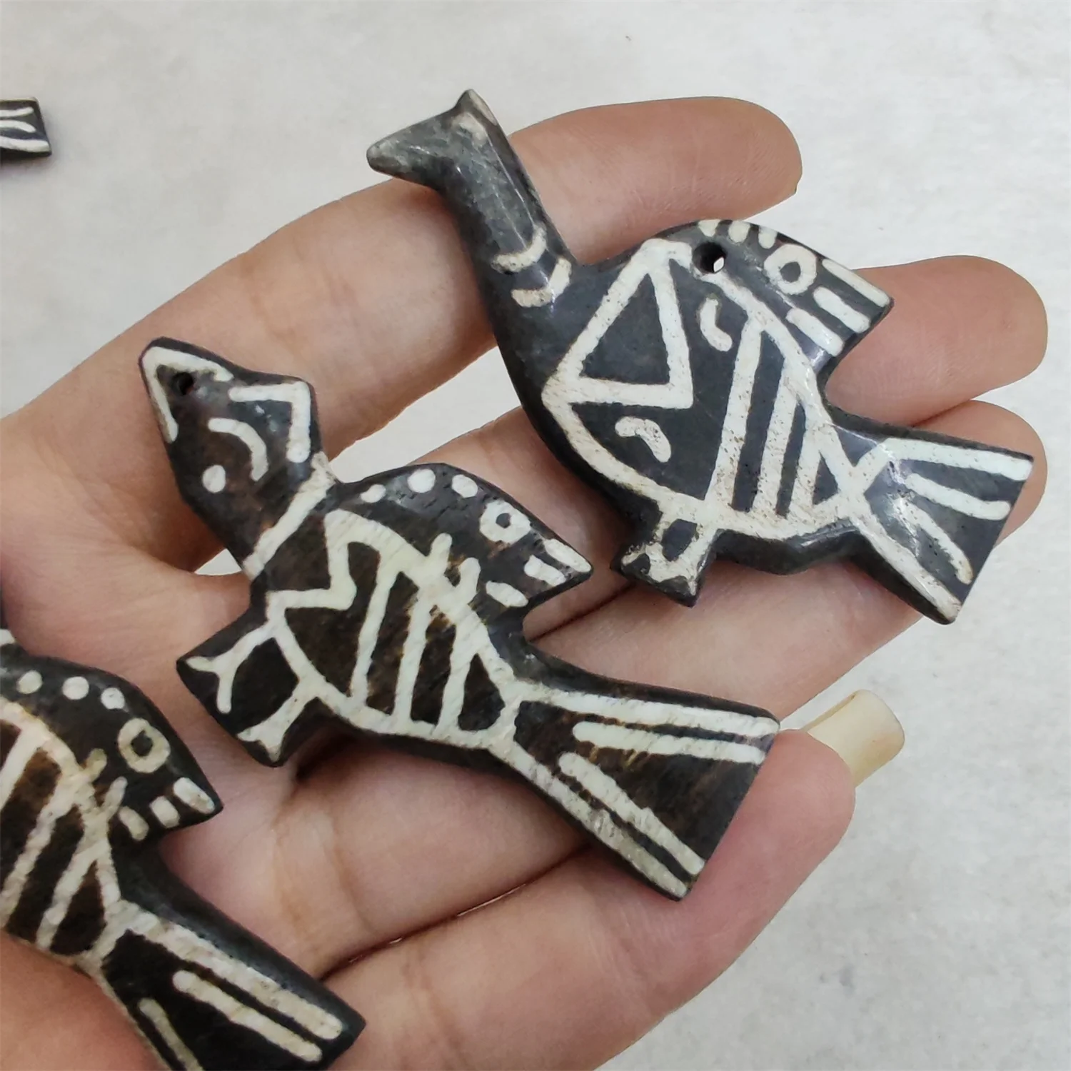 

1pcs/lot Bontic Beads Jadeization Bird fish shapes Ancient mysterious totems Retro style Make a necklace pendant Ethnic