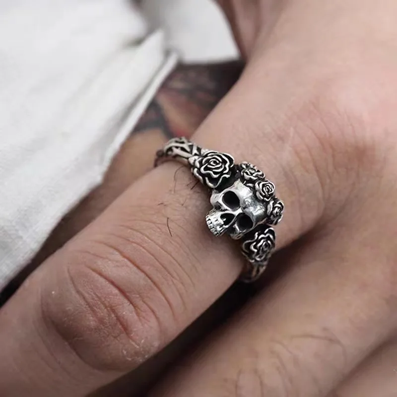 Un anillo ajustable con esqueleto de rosa negra con personalidad oscura para hombres y mujeres