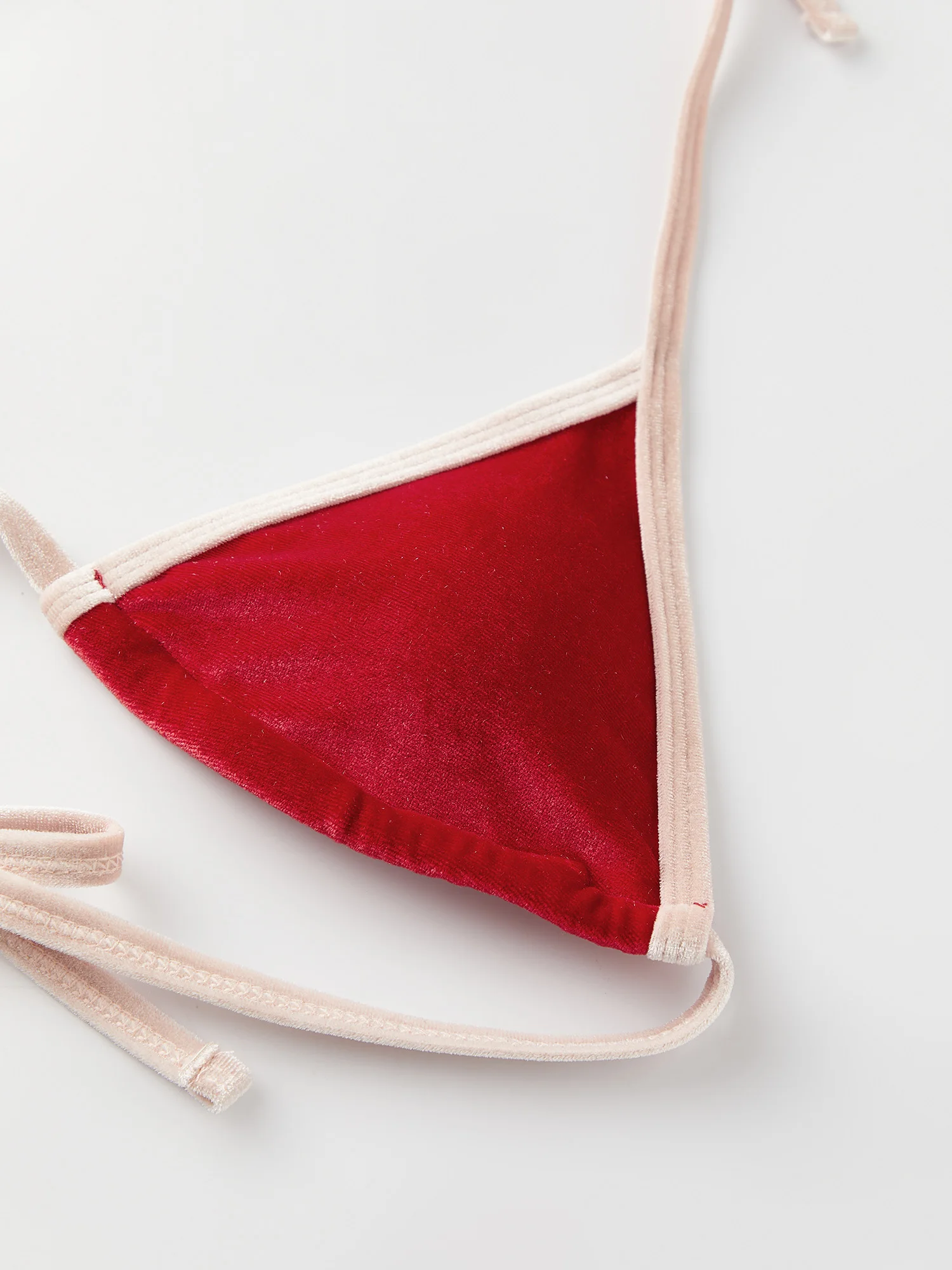 

Стильный женский комплект из двух предметов: топ-бра с завязками на шее и плавки-стринги с боковыми завязками для летнего пляжного отдыха.