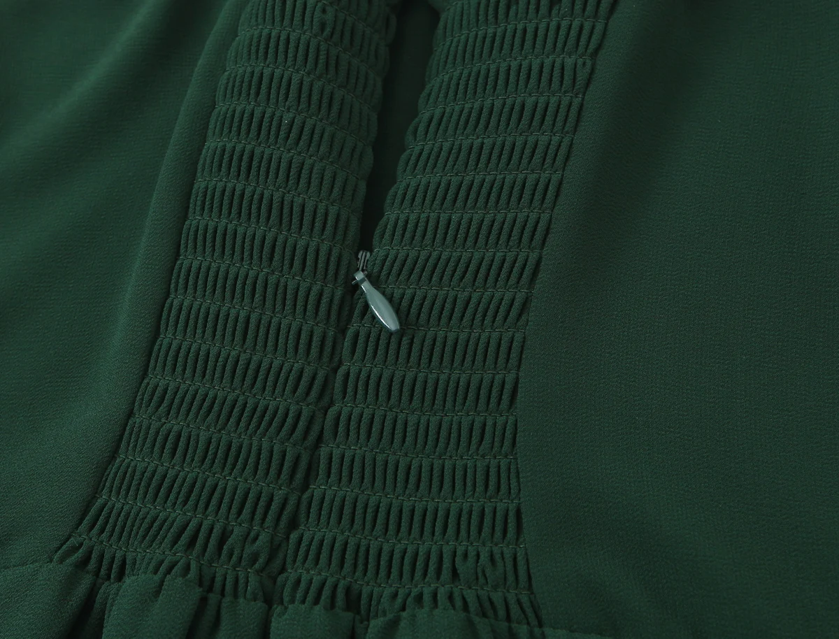 เดรสสีเขียวเรียบแบบมีสายเดี่ยว คอวี ทรงมิดิ สไตล์เรโทรฝรั่งเศส แต่งระบายชายกระโปรง ผูกโบว์ด้านหลัง เซ็กซี่ เหมาะสำหรับวันหยุด