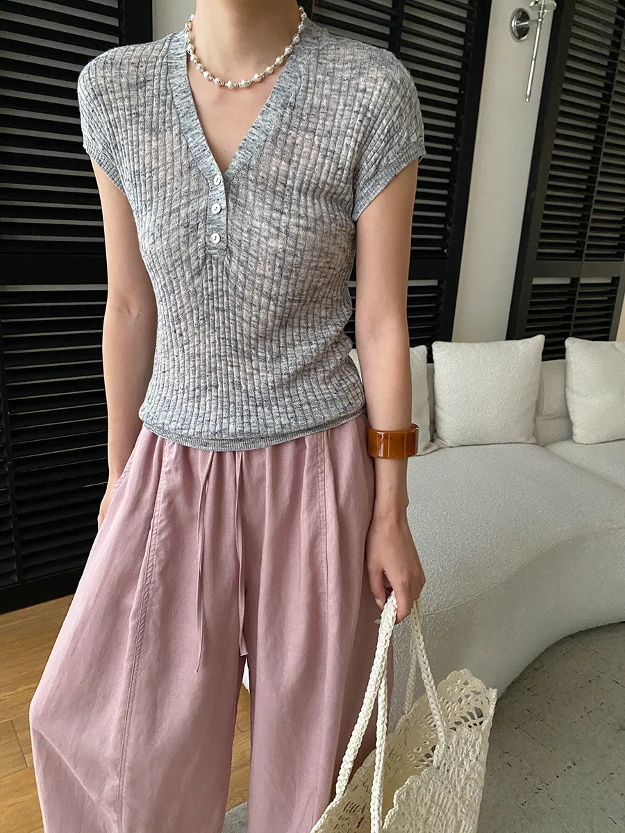 Sommerlicher Damenpullover in unifarbenem Design mit Knopfleiste, V-Ausschnitt und schlankem Schnitt, kurzärmelig. – Detail 26
